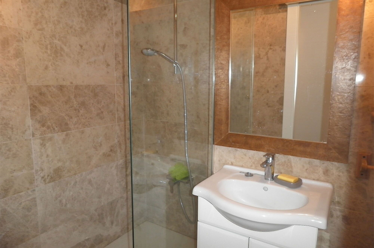 Bathroom 3, Puerto Blanco, Málaga