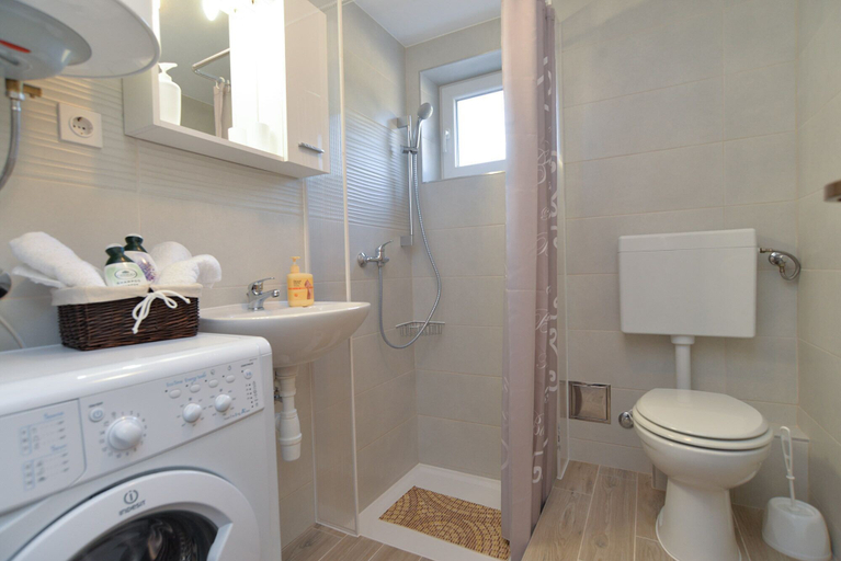 Bathroom 3, Apartment 1890, Marčana