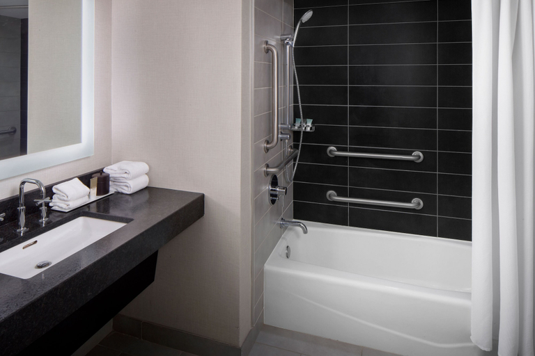 Bathroom 5, Hyatt Regency Minneapolis, Hennepin