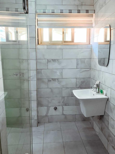 Bathroom 3, Cocktail and Dreams Hotel, Accra
