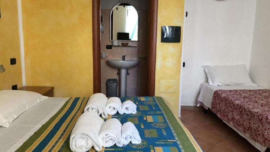Bedroom 3, B&B Il Canarino, Nuoro
