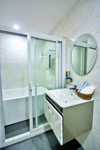 Bathroom 5, Emerald Island Hotel, Malay