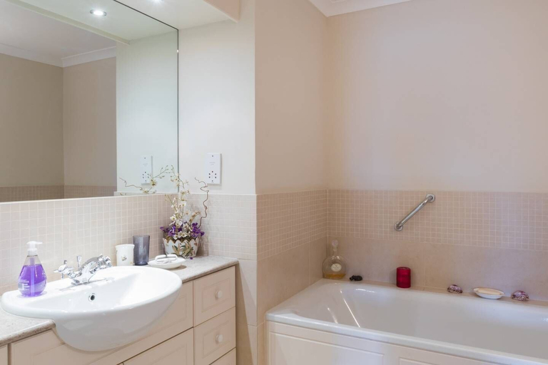 Bathroom 4, Cosy 1-bed Battersea Riverside Apartment, London