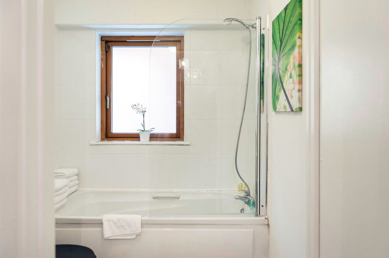 Bathroom 3, MetroStays - Merrion Square, Dublin