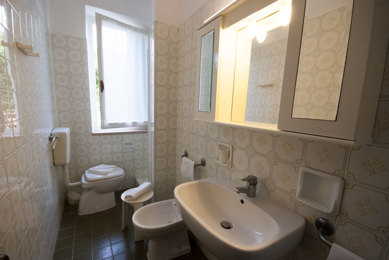 Bathroom 4, Residence Golfo Della Lacona, Livorno