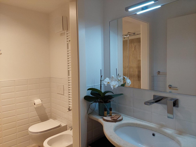 Bathroom 5, Casa Santa Marta, Verona