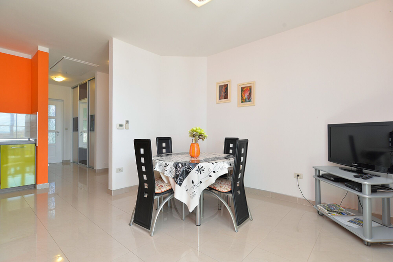 Others 4, Apartment 1966, Umag