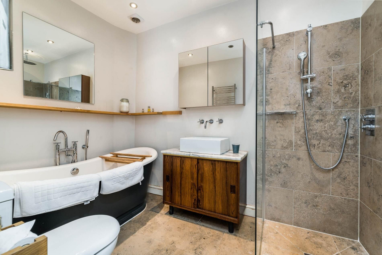 Bathroom 3, Stunning 3BD Flat With Garden in Shoreditch Zone 1, London