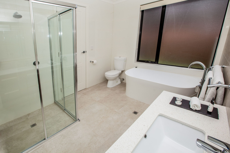 Bathroom, Neagles Retreat Villas, Clare and Gilbert Valleys