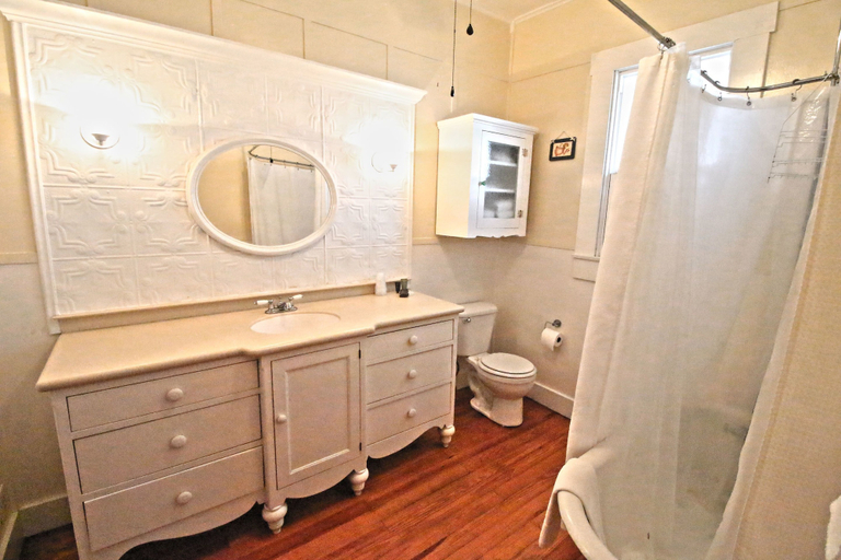 Bathroom 3, Peach Tree Inn & Suites, Gillespie