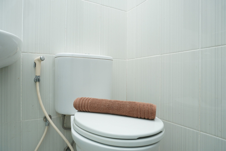 Bathroom 2, Comfy Studio Tamansari Semanggi Apartment, South Jakarta