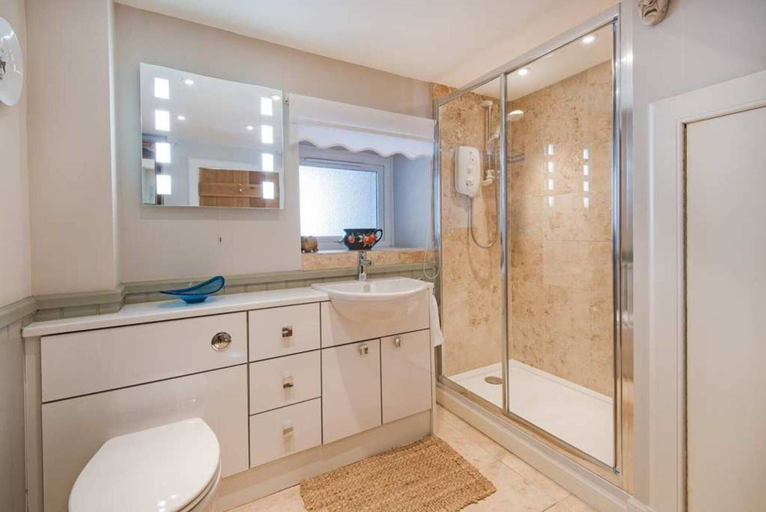 Bathroom 3, Craigeanie Farmhouse, Perthshire and Kinross