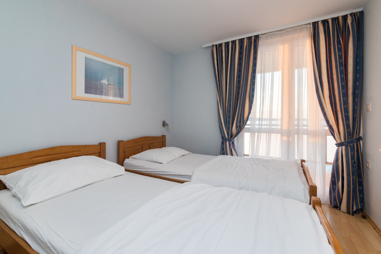 Bedroom 2, Aparthotel Roccia, Novigrad