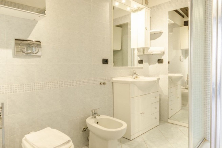 Bathroom 3, Galluzzi Suite, Bologna