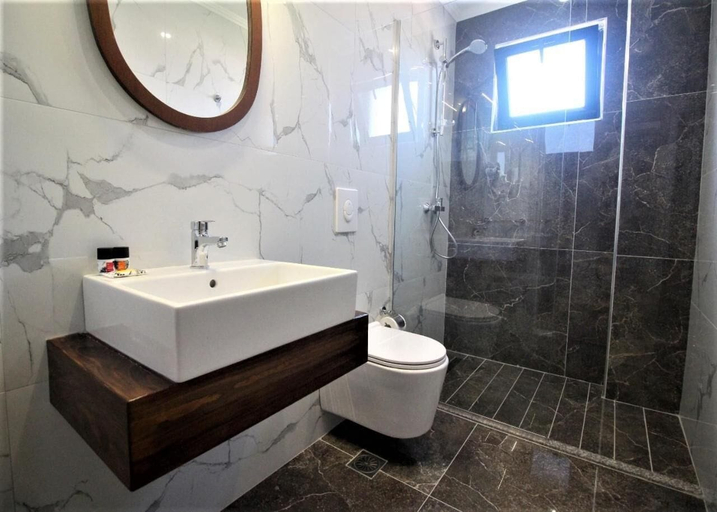 Bathroom 3, Sunway Hotel, Sarandës