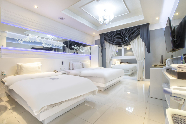 Bedroom 5, Dom Hotel, Jangseong