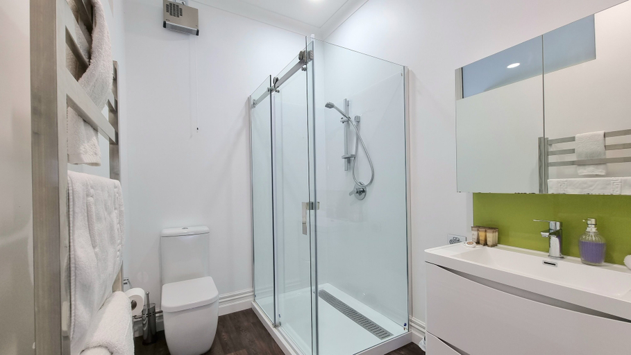 Bathroom 4, Cheerful 5 - Bedroom Home - Free Parking, Waitakere
