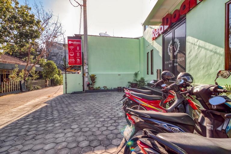 Exterior & Views 2, RedDoorz near Jogja National Museum, Yogyakarta