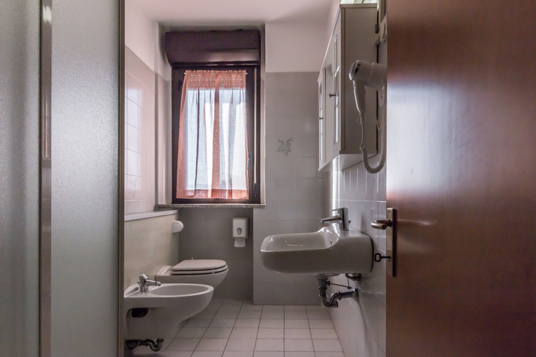 Bathroom 3, Hotel Maris, Parma