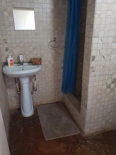 Bathroom 3, Tiffany s Canyon lodge, Kafue