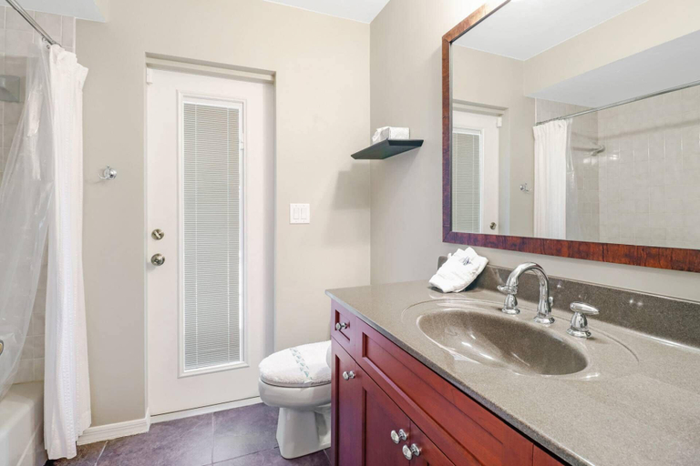 Bathroom 4, 1410 SW 18th Ter, Lee