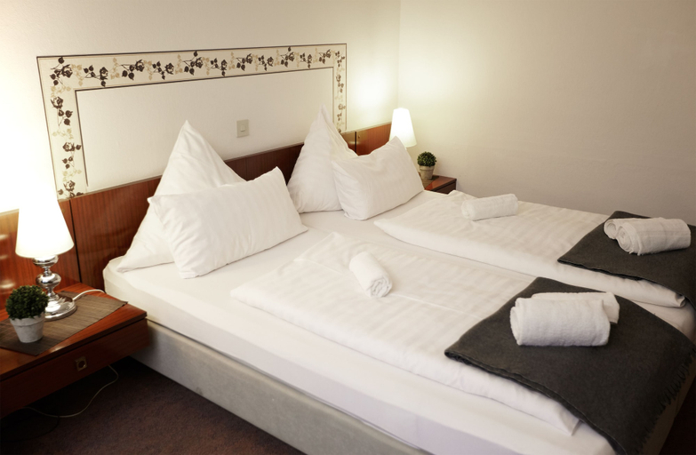 Bedroom 3, Hotel Zur Burg Sternberg, Lippe