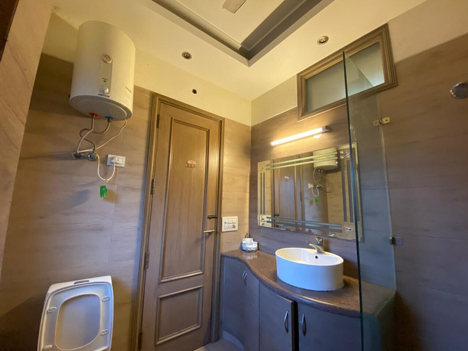 Bathroom 3, Amar Villa One, Delhi
