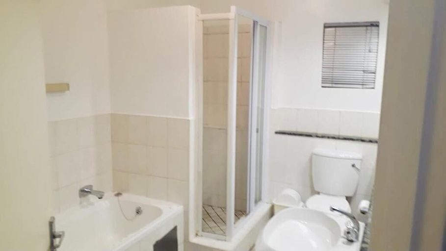 Bathroom 5, Airport Inn and Suites, Ekurhuleni