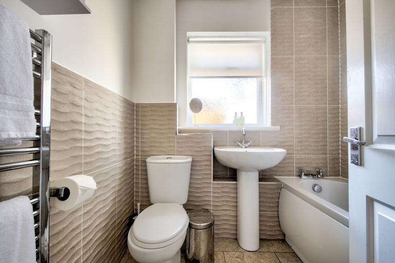 Bathroom 4, No.17 Serviced Apartment, Glasgow