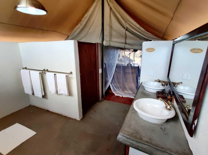 Bathroom 3, Honeyguide Khoka Moya Camp, Ehlanzeni
