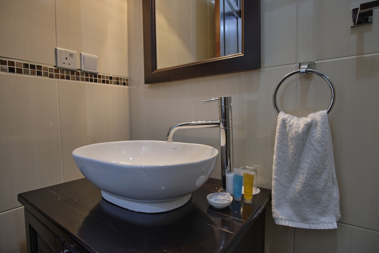 Bathroom 4, The Highbridge Guest Lodge, Accra