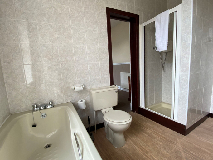 Bathroom 4, The Kings Arms Hotel, Dumfries and Galloway