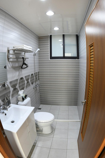 Bathroom 4, Living My Life Hostel, Taitung