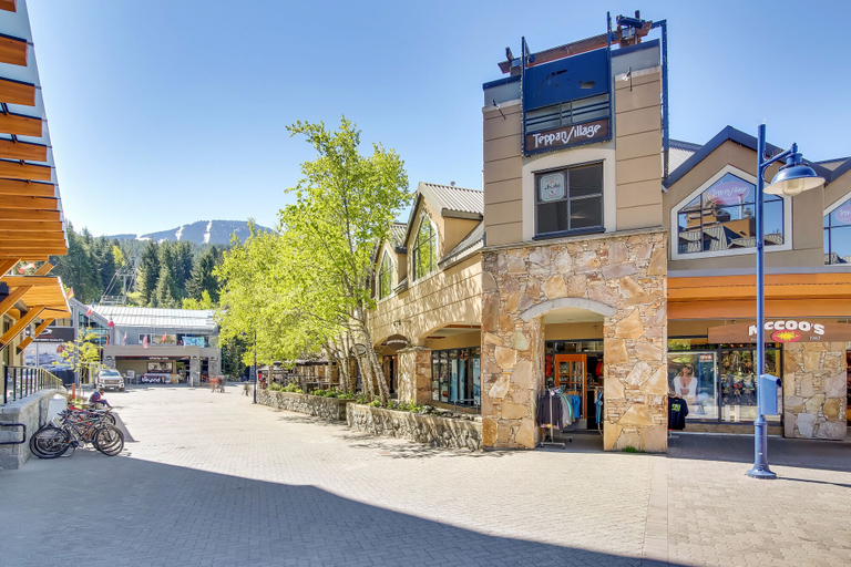 Exterior & Views 2, Powder's Edge by Whiski Jack, Squamish-Lillooet