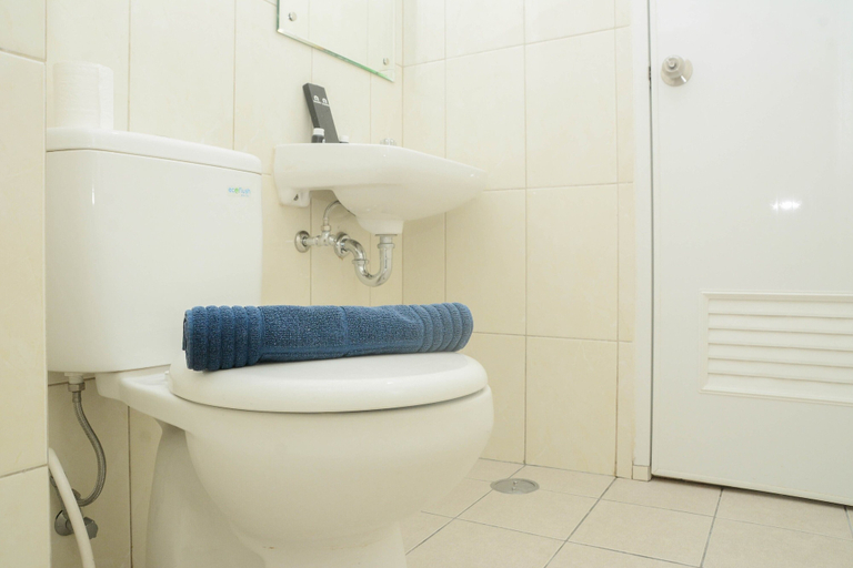 Bathroom 5, Comfy 2BR Apartment @ Springlake Summarecon By Travelio, Bekasi