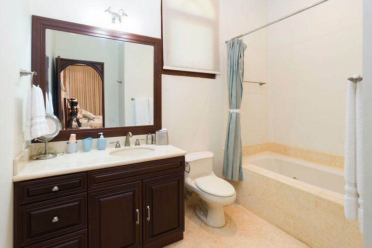 Bathroom 5, Cinco Sinsotes, Carrillo