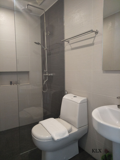 Bathroom 4, KL Executive Greenbelt KLX, Makati City