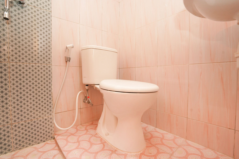 Bathroom 4, OYO Living 1743 Anie Residence, Surabaya