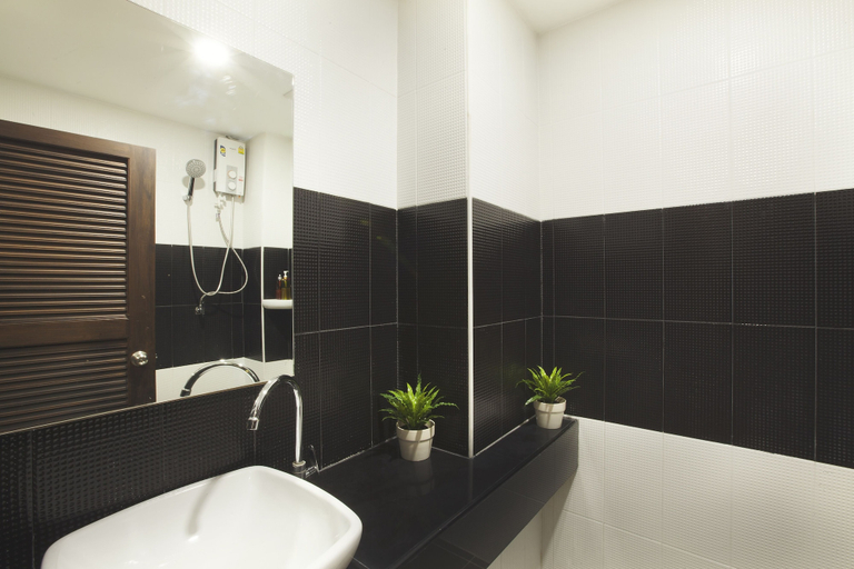Bathroom 4, Boone Place, Pathum Wan