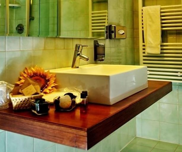 Bathroom 5, Hotel Le Torri, Oristano