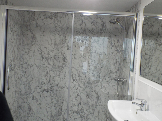 Bathroom 3, Corner House Guest House, Devon