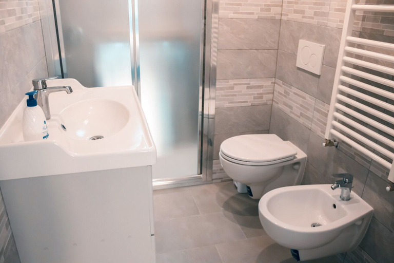 Bathroom 2, AFFITTACAMERE TORRESI 2, Ancona