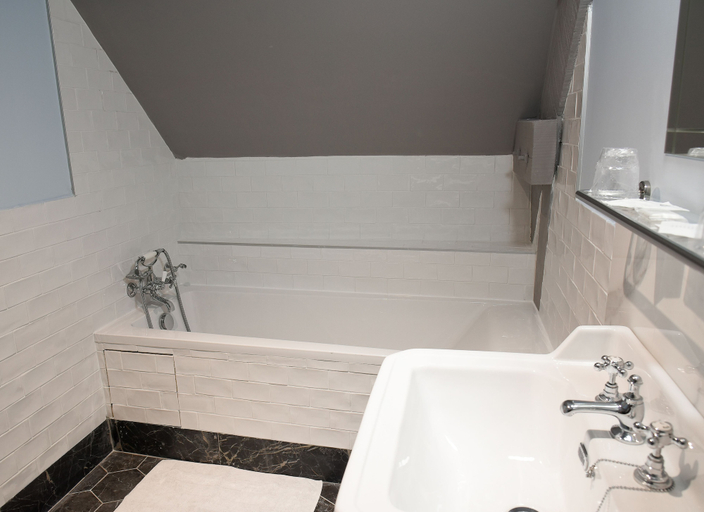 Bathroom 4, Auberge La Renaissance, Val-d'Oise