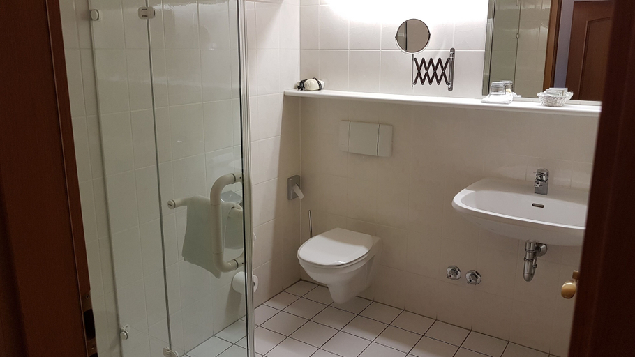 Bathroom 3, Landhotel Geiselwind, Kitzingen