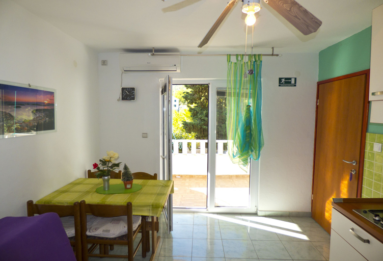 Others 5, Apartments Plaza, Jelsa