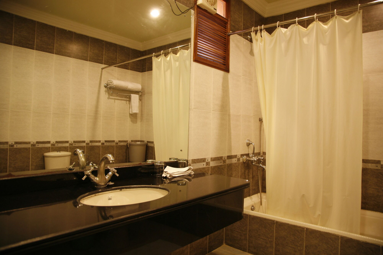 Bathroom 5, Hotel Ranthambore Regency, Sawai Madhopur
