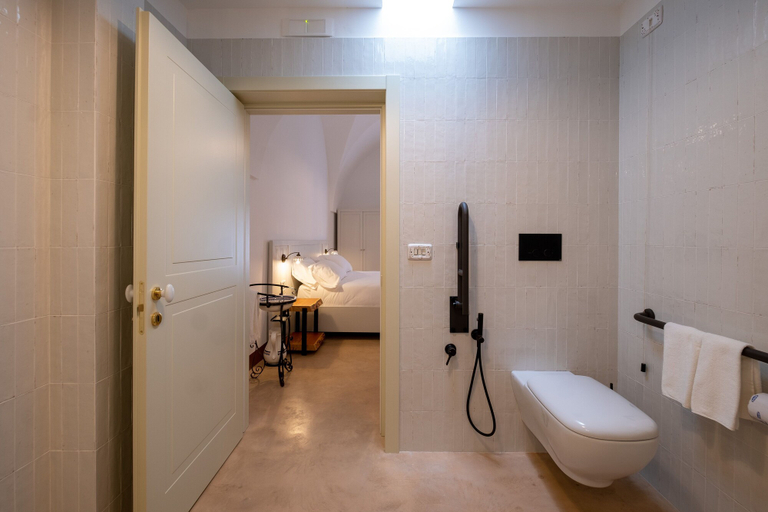 Bathroom 5, Nohasi Palace, Lecce