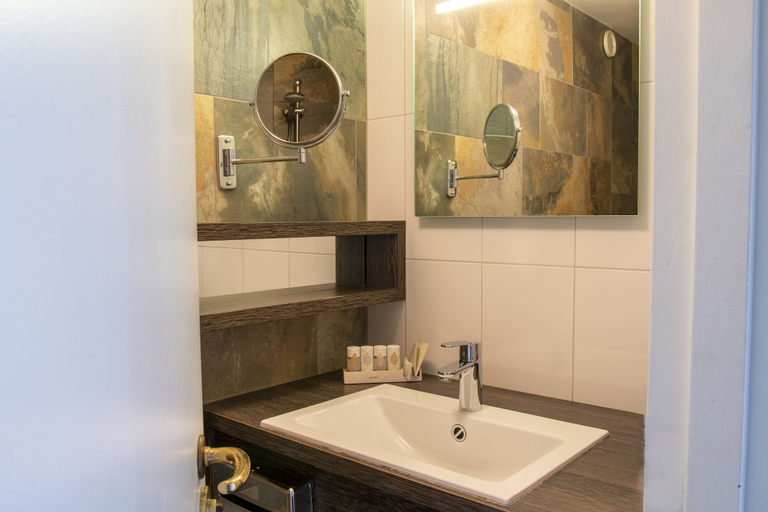 Bathroom 4, Leonardo Eden Hotel Amsterdam City Center, Amsterdam
