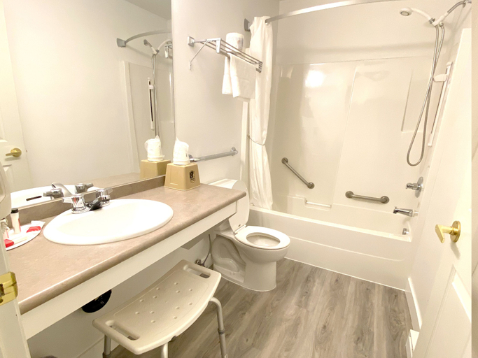 Bathroom 4, Super 8 By Wyndham Sicamous, Columbia-Shuswap