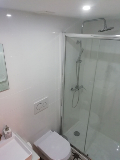 Bathroom 2, A Window to Porto, Porto